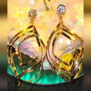 1 set of earrings